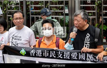 24. Mai 2020, Hongkong, Hongkong, China: Mit dem Verbot der Veranstaltung am 4. Juni nehmen die Menschen an einem 10 km langen Lauf zum 31. Jahrestag der demokratischen Bewegung 1989 in China Teil, der mit dem Vorfall auf dem Platz des Himmlischen Friedens endete. Der Lauf nimmt Orte an, die für den Kampf für Demokratie in Hongkong von Bedeutung sind.LEE CHEUK-YAN (R), ehemaliger Gesetzgeber und einer der festgenommenen "Demokratie 15", spricht vor dem Verbindungsbüro der Zentralvolkregierung in Hongkong, Sai Yin Pun. Richard Tsoi, der als Mitstreiter der Demokratie 15'' antritt, schließt sich ihm an (Foto: © Jayne Russell/ZUMA Wire) Stockfoto