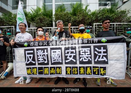 24. Mai 2020, Hongkong, Hongkong, China: Mit dem Verbot der Veranstaltung am 4. Juni nehmen die Menschen an einem 10 km langen Lauf zum 31. Jahrestag der demokratischen Bewegung 1989 in China Teil, der mit dem Vorfall auf dem Platz des Himmlischen Friedens endete. Der Lauf nimmt Orte an, die für den Kampf für Demokratie in Hongkong von Bedeutung sind.LEE CHEUK-YAN (c), ehemaliger Gesetzgeber und einer der festgenommenen "Demokratie 15", spricht vor dem Verbindungsbüro der Zentralvolksregierung in Hongkong, Sai Yin Pun. Richard Tsoi, der als Mitstreiter der Demokratie 15'' antritt, schließt sich ihm an (Foto: © Jayne Russell/ZUMA Wire) Stockfoto