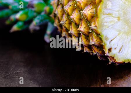 Ananas auf schwarzem Hintergrund mit Kopierfläche Stockfoto