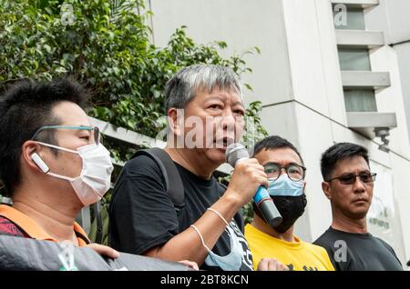 Hongkong, Hongkong, China. Mai 2020. Mit dem Verbot der Veranstaltung am 4. Juni 1989 nehmen die Menschen an einem 10 km langen Lauf zum 31. Jahrestag der Demokratischen Bewegung in China Teil, der mit dem Vorfall auf dem Platz des Himmlischen Friedens endete. Der Lauf nimmt Orte an, die für den Kampf für Demokratie in Hongkong von Bedeutung sind.LEE CHEUK-YAN (mit Mikrofon), ehemaliger Gesetzgeber und einer der festgenommenen "Demokratie 15", spricht vor dem Verbindungsbüro der Zentralvolkregierung in Hongkong, Sai Yin Pun. Kredit: Jayne Russell/ZUMA Wire/Alamy Live News Stockfoto