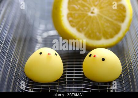 Hühnerspielzeug mit Zitrone in Metallkorb Stockfoto