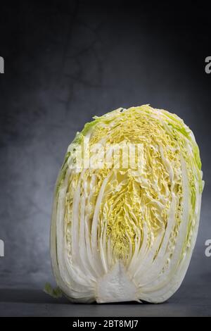 Frisch halbgeschnittener Kohl auf schwarzem Hintergrund Stockfoto