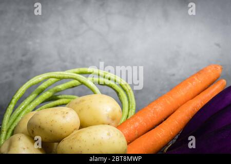 Verschiedene rohe Bio-Gemüse auf grauem Hintergrund Stockfoto