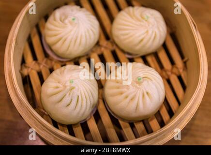 Frisch gedünstete traditionelle chinesische bao-Brötchen in einem Dampfkorb in einem Restaurant in Singapur Stockfoto