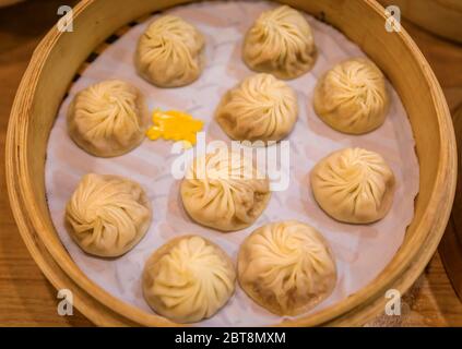 Frisch gedünstete traditionelle chinesische Krabbe xiao Long bao oder xiaolongbao Suppenknödel ein Dampfkorb in einem Restaurant in Singapur Stockfoto