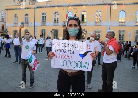 Eine Frau zeigt ihr Protestkartell dem Flash Mob, der zum Schutz des Flusses Sarno in Süditalien organisiert wurde. Stockfoto