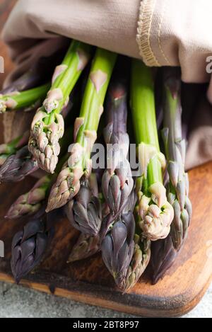 Home grown frischen natürlichen Bio-Spargel Bund zum Kochen vegetarische gesunde Lebensmittel auf einem hölzernen Hintergrund, kopieren Raum. Veganes Konzept. Stockfoto