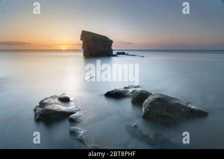 Sonnenaufgang über dem garten von charlies, Seaton Sluice Stockfoto