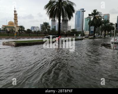 Überflutete Straße in Sharjah City, Vereinigte Arabische Emirate, nach dem höchsten Niederschlag (184,4 mm) in der trockenen arabischen Golf Wüste Land seit 1999. Stockfoto