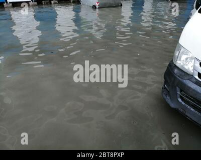 Überflutete Straße in Sharjah City, Vereinigte Arabische Emirate, nach dem höchsten Niederschlag (184,4 mm) in der trockenen arabischen Golf Wüste Land seit 1999. Stockfoto