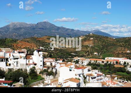 Blick über die Dächer der Stadt in Richtung der Berge, Guaro, Provinz Malaga, Andalusien, Spanien, Westeuropa. Stockfoto