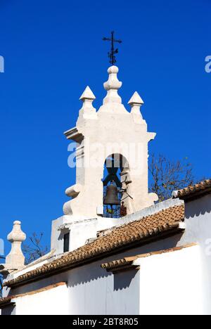 Blick auf den Glockenturm der Kirche Santa Ana (Iglesia de Santa Ana), Estepa, Provinz Sevilla, Andalusien, Spanien, Westeuropa. Stockfoto