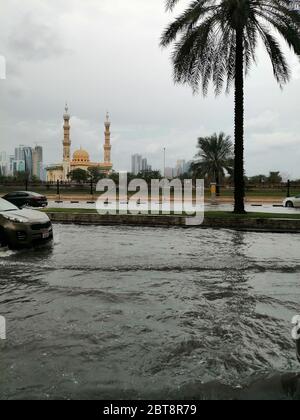 Überflutete Straße in Sharjah City, Vereinigte Arabische Emirate, nach dem höchsten Niederschlag (184,4 mm) in der trockenen arabischen Golf Wüste Land seit 1999. Stockfoto