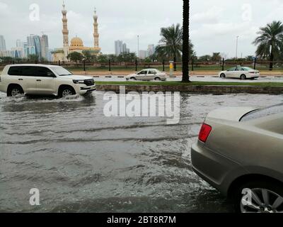 Überflutete Straße in Sharjah City, Vereinigte Arabische Emirate, nach dem höchsten Niederschlag (184,4 mm) in der trockenen arabischen Golf Wüste Land seit 1999. Stockfoto