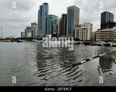 Überflutete Straße in Sharjah City, Vereinigte Arabische Emirate, nach dem höchsten Niederschlag (184,4 mm) in der trockenen arabischen Golf Wüste Land seit 1999. Stockfoto