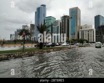 Überflutete Straße in Sharjah City, Vereinigte Arabische Emirate, nach dem höchsten Niederschlag (184,4 mm) in der trockenen arabischen Golf Wüste Land seit 1999. Stockfoto