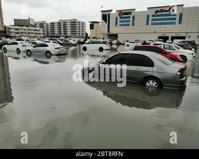 Überflutete Straße in Sharjah City, Vereinigte Arabische Emirate, nach dem höchsten Niederschlag (184,4 mm) in der trockenen arabischen Golf Wüste Land seit 1999. Stockfoto