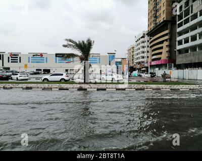 Überflutete Straße in Sharjah City, Vereinigte Arabische Emirate, nach dem höchsten Niederschlag (184,4 mm) in der trockenen arabischen Golf Wüste Land seit 1999. Stockfoto