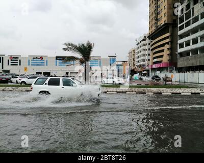 Überflutete Straße in Sharjah City, Vereinigte Arabische Emirate, nach dem höchsten Niederschlag (184,4 mm) in der trockenen arabischen Golf Wüste Land seit 1999. Stockfoto