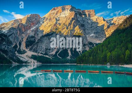 Berühmter Reise- und Wanderort, wunderschöne alpine Landschaft mit verankerten traditionellen Freizeitholzbooten, Pragser See, Dolomiten, Italien, Europa Stockfoto