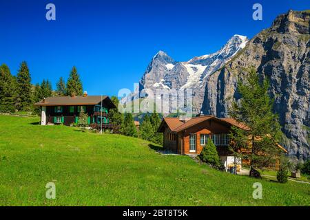 Wunderschöner Bergort mit niedlichen Holzhäusern und hohen verschneiten Bergen im Hintergrund, Murren, Berner Oberland, Schweiz, Europa Stockfoto