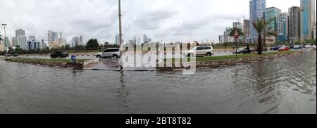 Überflutete Straße in Sharjah City, Vereinigte Arabische Emirate, nach dem höchsten Niederschlag (184,4 mm) in der trockenen arabischen Golf Wüste Land seit 1999. Stockfoto