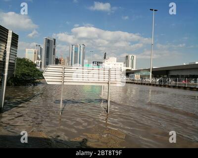 Überflutete Straße in Sharjah City, Vereinigte Arabische Emirate, nach dem höchsten Niederschlag (184,4 mm) in der trockenen arabischen Golf Wüste Land seit 1999. Stockfoto