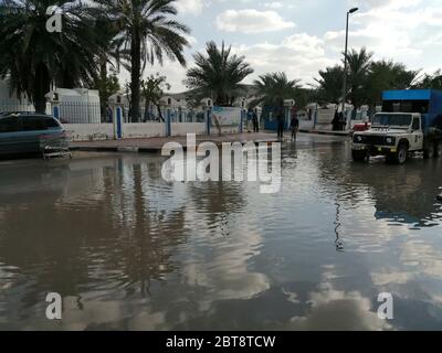 Überflutete Straße in Sharjah City, Vereinigte Arabische Emirate, nach dem höchsten Niederschlag (184,4 mm) in der trockenen arabischen Golf Wüste Land seit 1999. Stockfoto