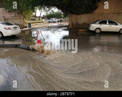 Überflutete Straße in Sharjah City, Vereinigte Arabische Emirate, nach dem höchsten Niederschlag (184,4 mm) in der trockenen arabischen Golf Wüste Land seit 1999. Stockfoto