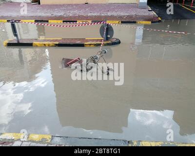 Überflutete Straße in Sharjah City, Vereinigte Arabische Emirate, nach dem höchsten Niederschlag (184,4 mm) in der trockenen arabischen Golf Wüste Land seit 1999. Stockfoto