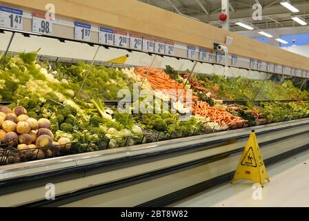 Frisches Gemüse auf Regal zum Verkauf im Supermarkt Stockfoto