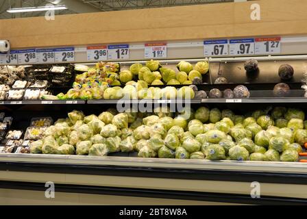 Frisches Gemüse auf Regal zum Verkauf im Supermarkt Stockfoto