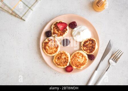 Quark Pfannkuchen (Syrniki, Quark Fritters) zum Frühstück. Frische hausgemachte Käse Pfannkuchen auf weißem Hintergrund, Draufsicht, kopieren Raum. Stockfoto