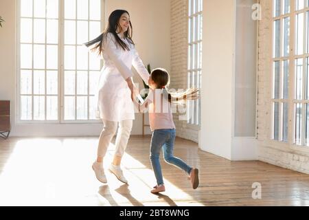 Glückliche weibliche Krankenschwester und kleine Mädchen Patient tanzen Stockfoto