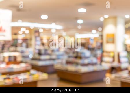 De fokussierte Unschärfe-Bild einer Buchhandlung mit Licht und Bücherstand. Hintergrund des Buchladens. Retro-Effekt. Stockfoto