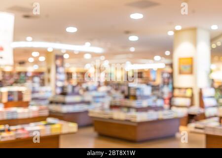 De fokussierte Unschärfe-Bild einer Buchhandlung mit Licht und Bücherstand. Hintergrund des Buchladens. Retro-Effekt. Stockfoto