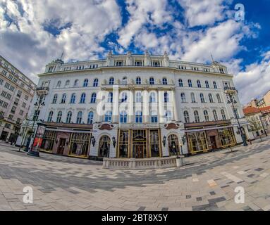 Gebäude des Cafe Gerbeaud, Budapest, Ungarn. Das historische Café und Konditorei eines der größten und traditionellsten Kaffeehaus in Europa. Stockfoto