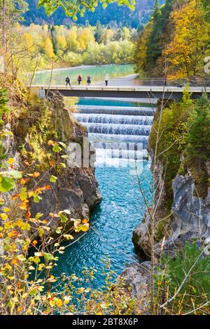 Lechfall Wasserfall und Herbstwald in Füssen, Bayern, Deutschland. Stockfoto