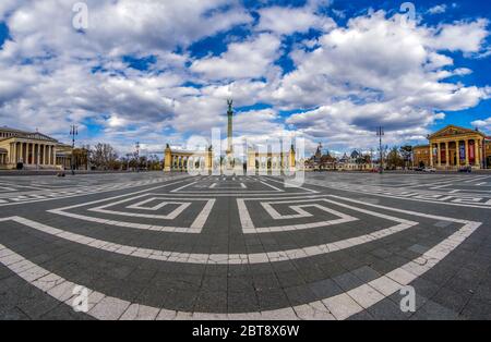 Heldenplatz, und das Millennium Denkmal, mit 36 m hohen korinthischen Säule in der Mitte, auf der Spitze mit Erzengel Gabriel.Budapest.Hungary.Europe Stockfoto