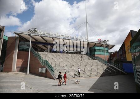 Tag Sixty One of Lockdown, in London. Die Wembley Park Station ist heute sehr ruhig. Heute hätte das Finale des Emirates FA Cup im Wembley Stadium gespielt, aber aufgrund der Coronavirus-Pandemie wurde es verschoben. Obwohl die Sperrung teilweise angehoben wurde, gibt es immer noch viele Geschäfte, die geschlossen bleiben müssen, einschließlich Friseursalons und Friseursalons, aber mehr Menschen scheinen auf der Straße und auf dem Land unterwegs zu sein. COVID-19 Coronavirus Lockdown, Wembley Stadium, Wembley, London, Großbritannien, am 23. Mai 2020 Stockfoto