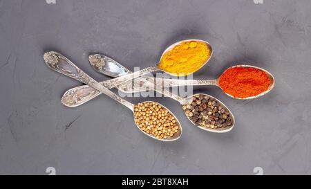 Gewürze in verschiedenen Farben in Teelöffeln trocknen. Draufsicht Stockfoto