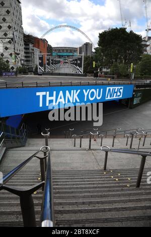 Tag Sixty One of Lockdown, in London. Ein Dankesschild auf der Brücke über den Wembley Way, der fast leer ist, wenn es normalerweise Zehntausende von Fußballfans gesehen hätte, die zum Showpiece der englischen Fußballsaison gegangen wären. Heute hätte das Finale des Emirates FA Cup im Wembley Stadium gespielt, aber aufgrund der Coronavirus-Pandemie wurde es verschoben. Obwohl es eine teilweise Aufhebung der Sperre gab, gibt es immer noch viele Geschäfte, die geschlossen bleiben müssen, einschließlich Barber und Friseursalons, aber mehr Menschen scheinen auf der Straße unterwegs zu sein A Stockfoto