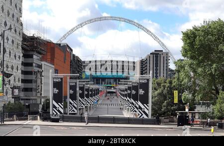 Tag Sixty One of Lockdown, in London. Ein Dankesschild auf der Brücke über den Wembley Way, der fast leer ist, wenn es normalerweise Zehntausende von Fußballfans gesehen hätte, die zum Showpiece der englischen Fußballsaison gegangen wären. Heute hätte das Finale des Emirates FA Cup im Wembley Stadium gespielt, aber aufgrund der Coronavirus-Pandemie wurde es verschoben. Obwohl es eine teilweise Aufhebung der Sperre gab, gibt es immer noch viele Geschäfte, die geschlossen bleiben müssen, einschließlich Barber und Friseursalons, aber mehr Menschen scheinen auf der Straße unterwegs zu sein A Stockfoto