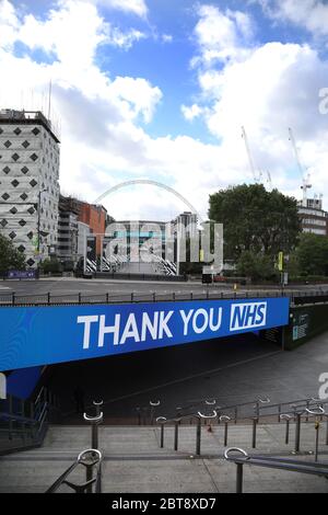 Tag Sixty One of Lockdown, in London. Ein Dankesschild auf der Brücke über den Wembley Way, der fast leer ist, wenn es normalerweise Zehntausende von Fußballfans gesehen hätte, die zum Showpiece der englischen Fußballsaison gegangen wären. Heute hätte das Finale des Emirates FA Cup im Wembley Stadium gespielt, aber aufgrund der Coronavirus-Pandemie wurde es verschoben. Obwohl es eine teilweise Aufhebung der Sperre gab, gibt es immer noch viele Geschäfte, die geschlossen bleiben müssen, einschließlich Barber und Friseursalons, aber mehr Menschen scheinen auf der Straße unterwegs zu sein A Stockfoto