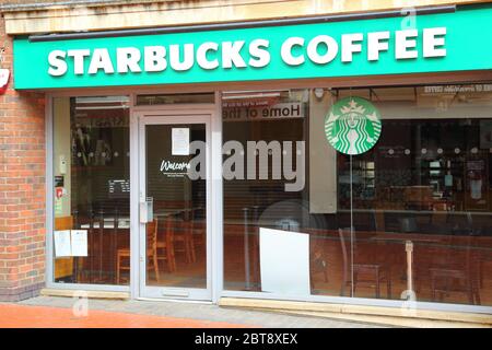 Während der Sperrung des Coronavirus, Reading, Großbritannien, ist das Starbucks Café in der Broad Street geschlossen Stockfoto
