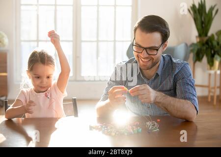 Liebevoller Vater und kleine Tochter in kreativer Tätigkeit engagiert Stockfoto