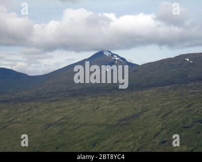 Wolke auf dem schottischen Berg Munro 'Ben Lui' vom schottischen Berg Corbett 'Meall an Fhudair' Glen Falloch, schottisches Hochland Schottland, Großbritannien. Stockfoto
