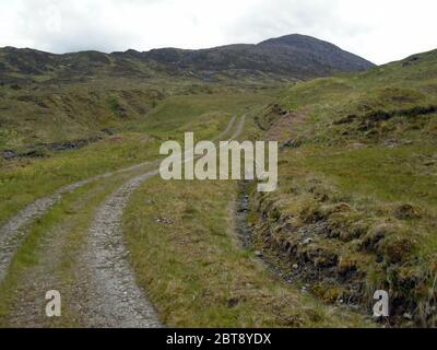 4x4 Land Rover Track in Lairig Arnan, der zum schottischen Berg führt Graham 'Beinn Damhain' Glen Falloch, Scottish Highland, Schottland, Großbritannien. Stockfoto