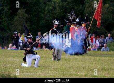 SAVAR, SCHWEDEN, AM 19. AUGUST 2009. Friedensfeier 1809 - 2009 in Savar, Schweden mit Militärtruppen. Nicht identifizierte Personen. Redaktionelle Verwendung! Stockfoto