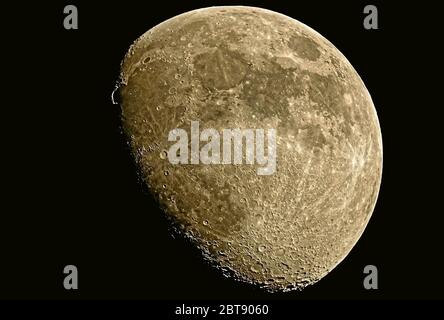 Der Mond in der zunehmenden Gibbos-Phase zeigt viele Meere (maria), Krater und Berge. Aufgenommen durch ein 5-Zoll Schmidt-Cassegrain Teleskop. Stockfoto